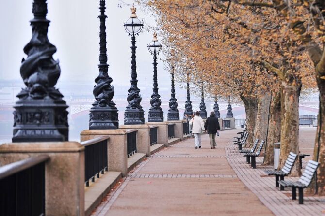 Walk along the Thames River