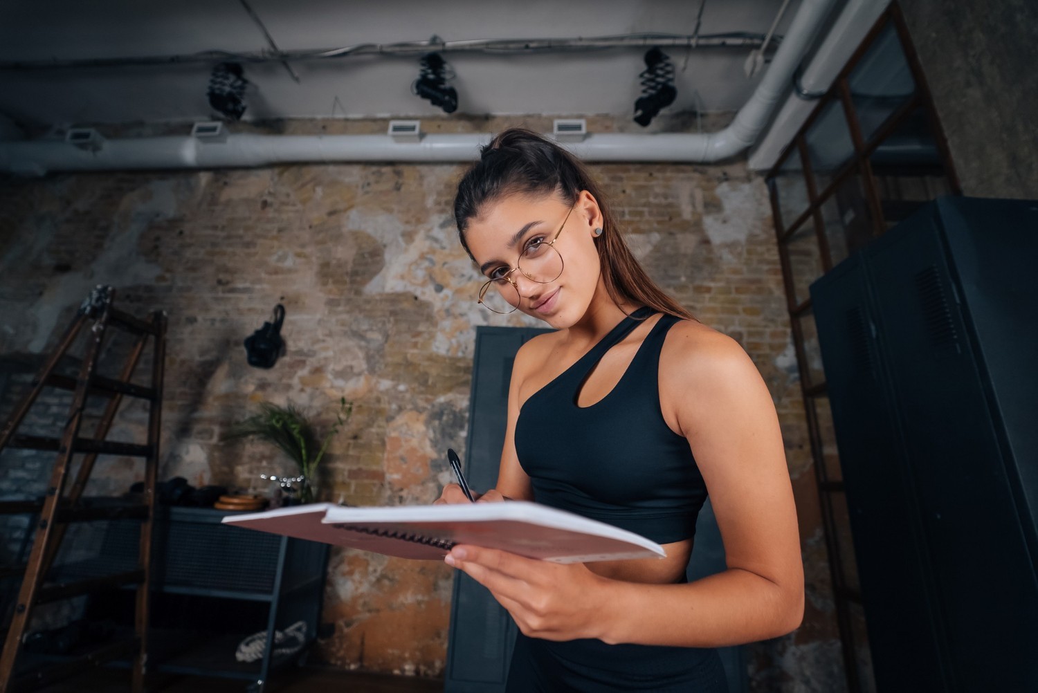 trener analizuje plan treningowy zawodnika