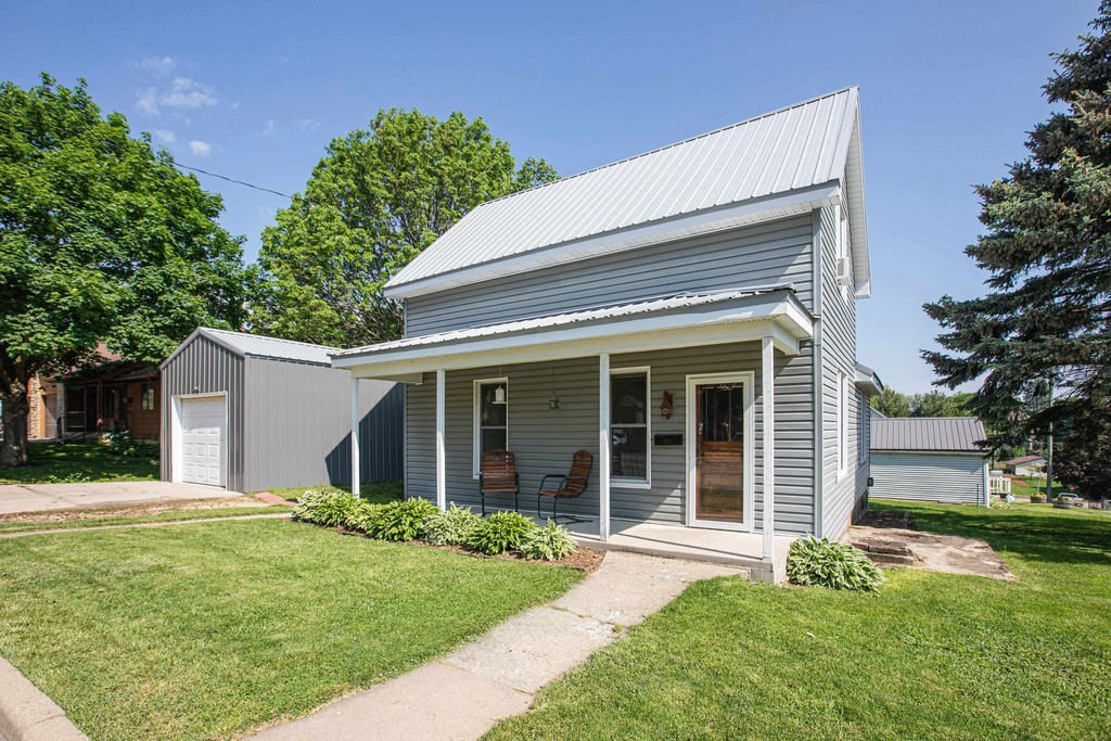 210 E Walnut Street, Dodgeville, front photo