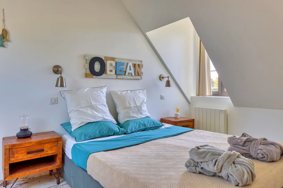 Chambre double lumineuse du Cottage Étretat avec décoration bord de mer à la Villa Argonne en Normandie