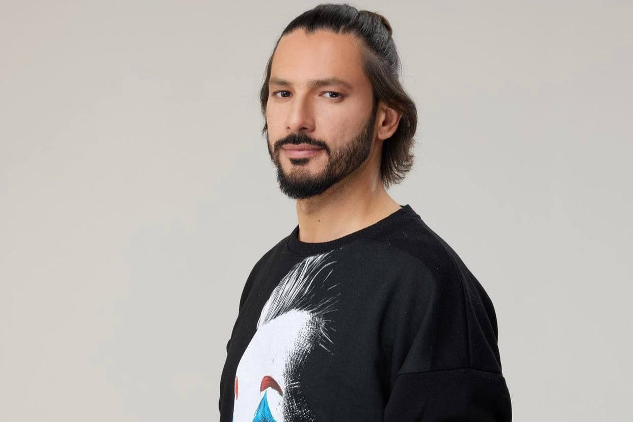 image of singer man