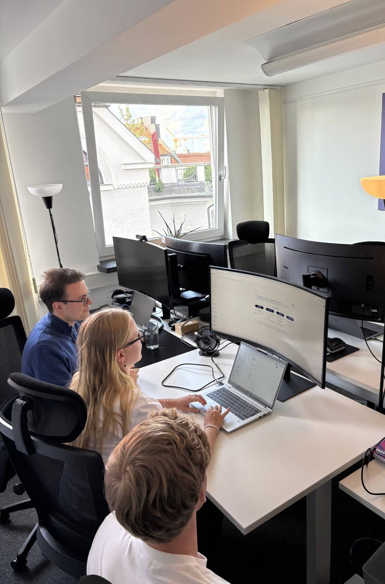 Team beim gemeinsamen Arbeiten im Office