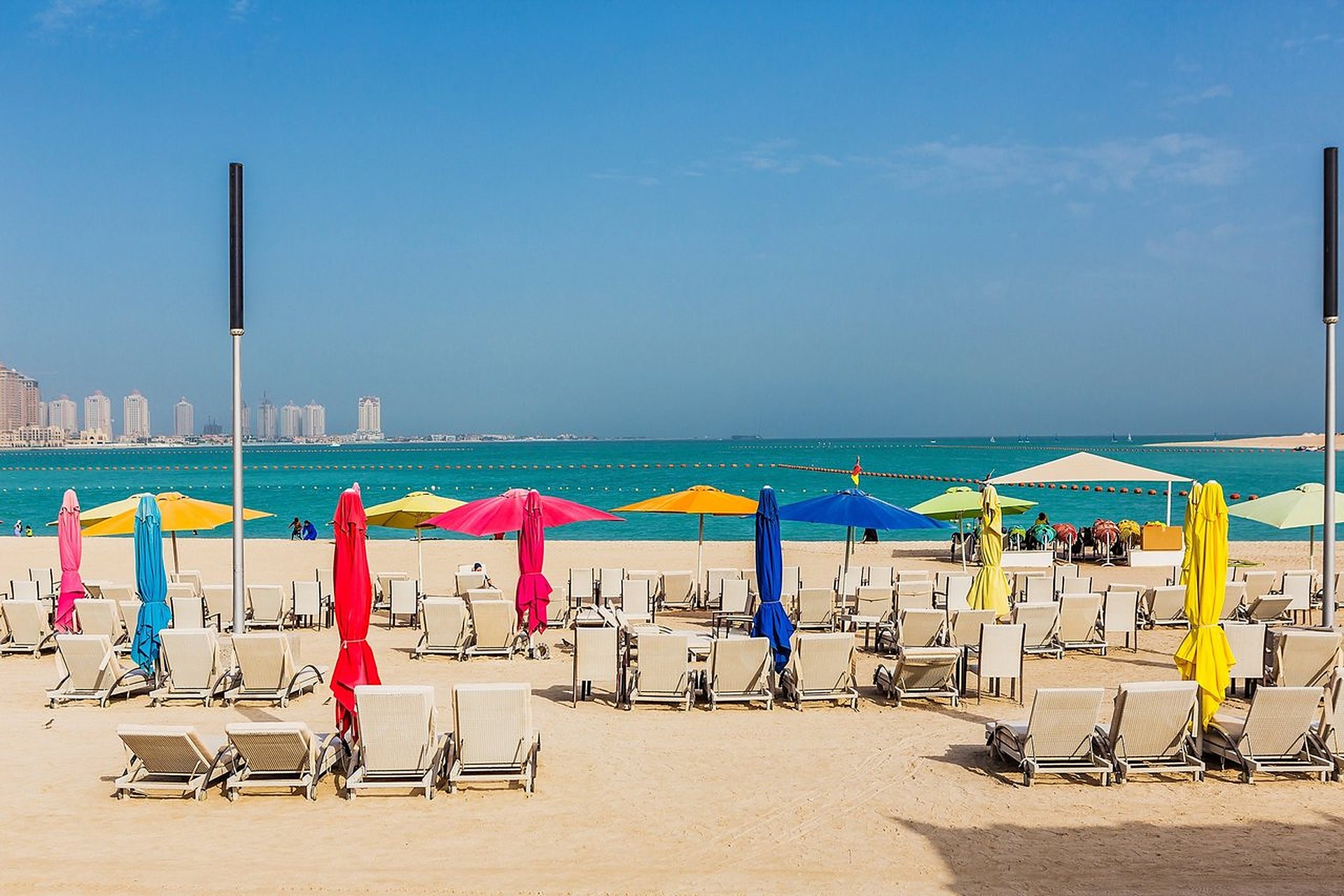 La plage de Katara à Doha, ses parasols colorés et la mer, avec l'entrée offerte aux personnes handicapées