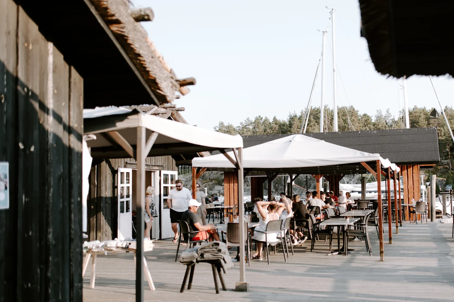 A man stading with Surfboard