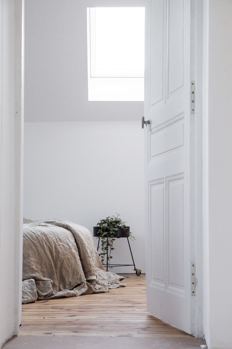 Puerta abierta de un dormitorio listo para entrar
