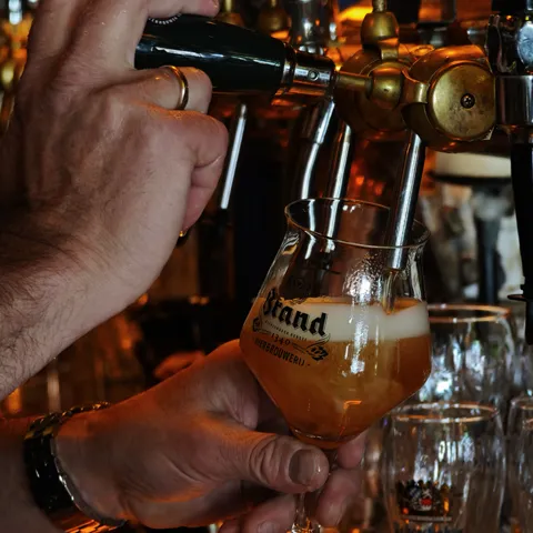 Vers getapt biertje op een dienblad aan de bar