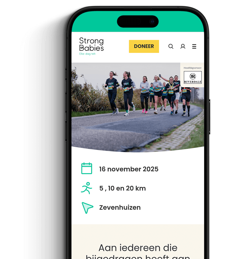 Twee mensen schudden elkaar de hand boven een bureau met laptop en rekenmachine, als symbool voor langdurige relaties en samenwerking in fondsenwerving.