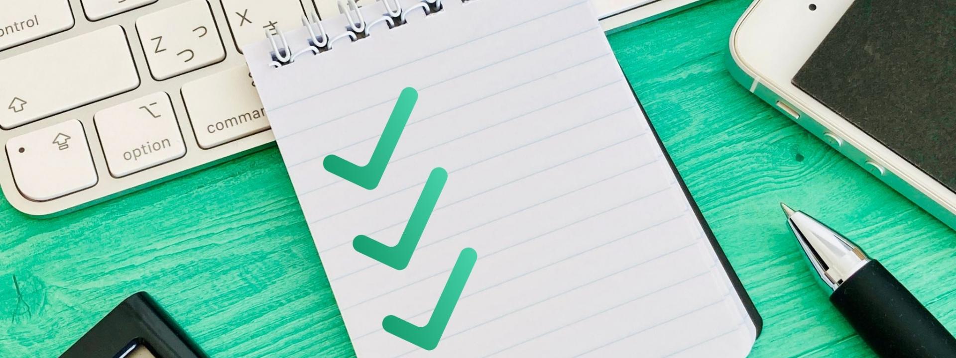 チェックリストとガジェットが並んだ作業のイメージ