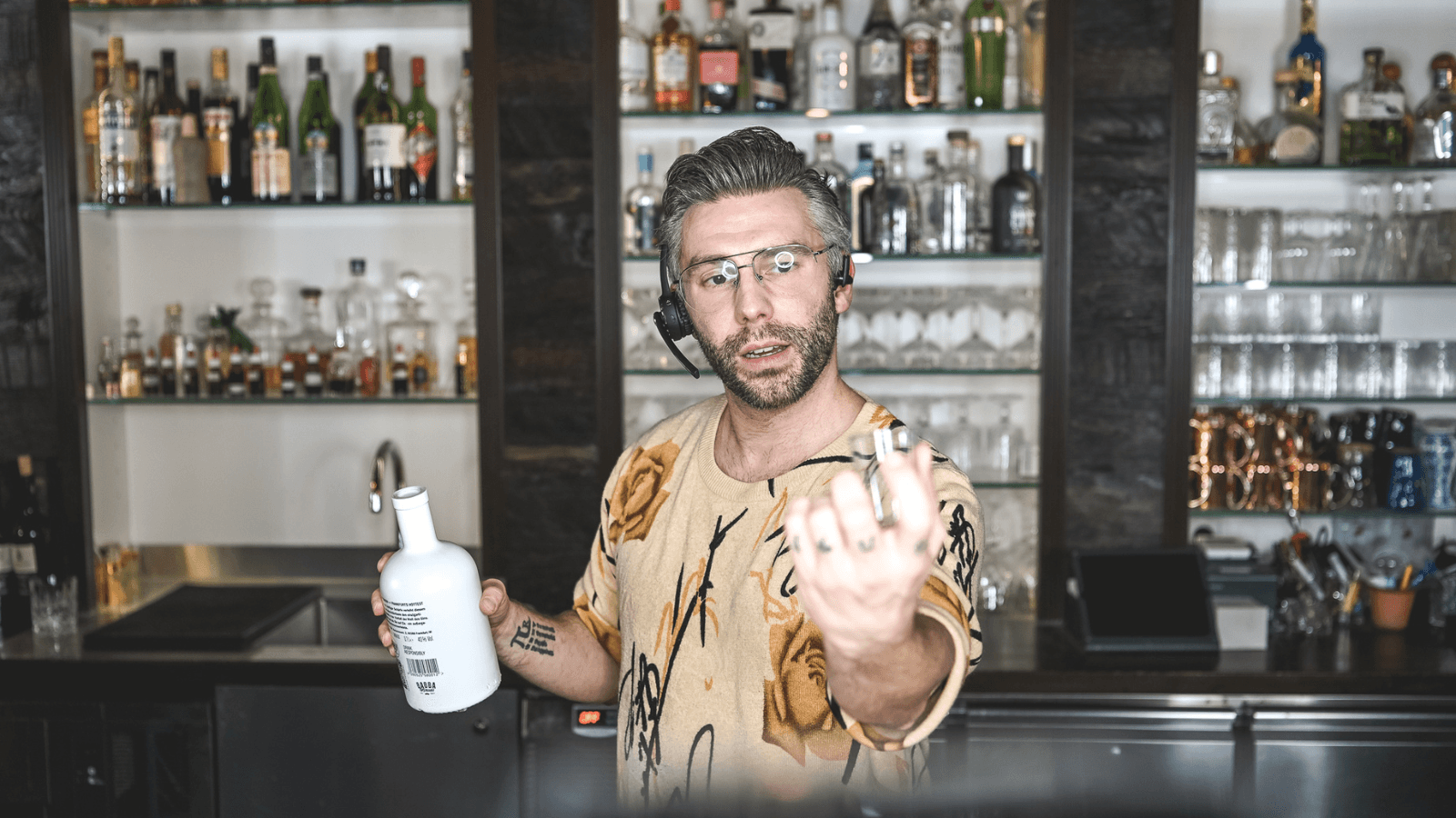 Professioneller Barkeeper zeigt Cocktailtechniken im Online-Workshop für Teams und Gruppen.