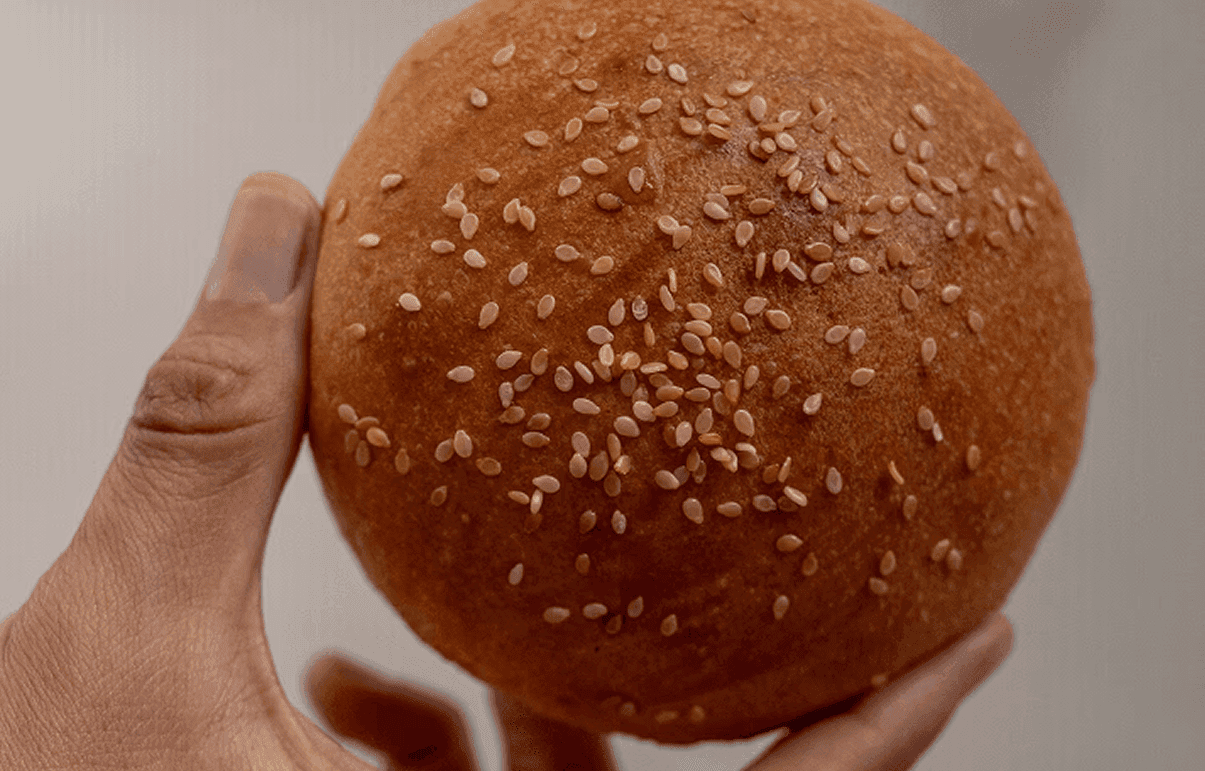 Panecillo brioche de masa madre con ajonjolí, ideal para hamburguesas artesanales.