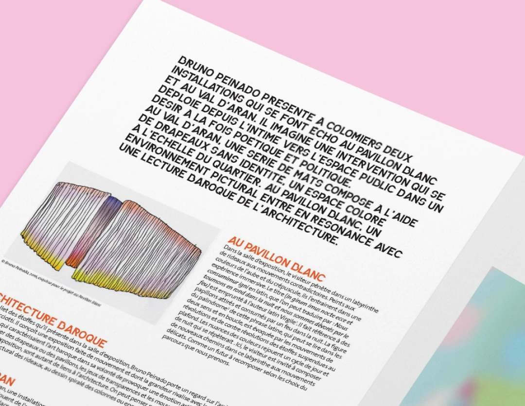 Zoom sur les pages intérieures du guide visiteur Bruno Peinado — hiérarchie typographique, titres orange et reproduction de l'installation de rideaux colorés au Pavillon Blanc, Tartelette Concept