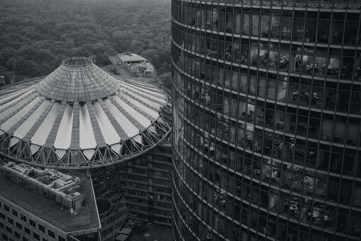 Schwarz-Weiß-Aufnahme moderner Architektur am Potsdamer Platz in Berlin
