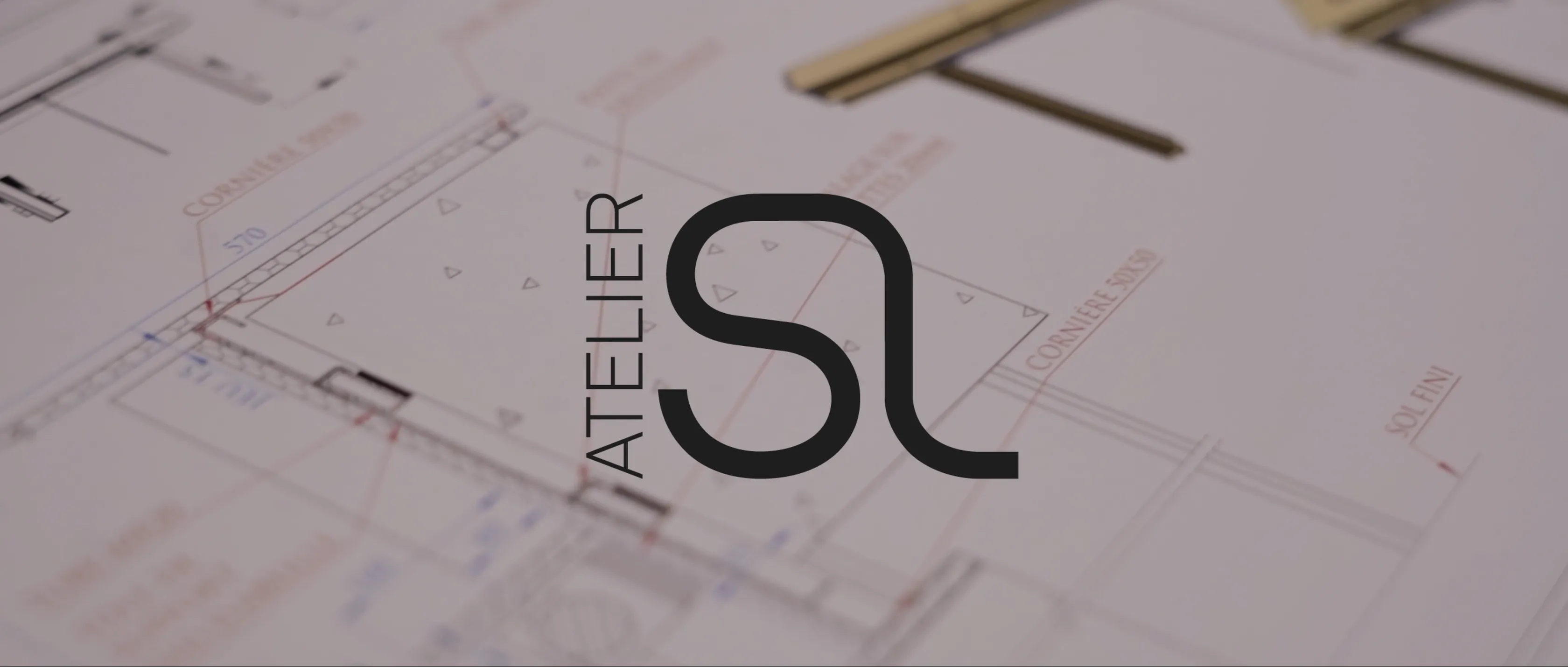 Logo Atelier SL sur plan d'architecture, design moderne et élégant.