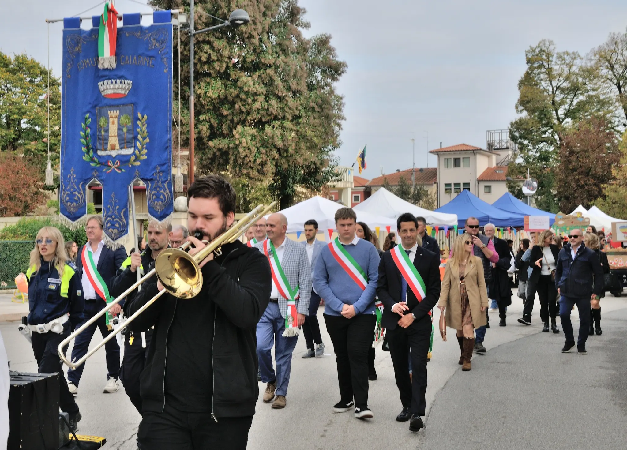 Banda e corteo con stendardo del Comune