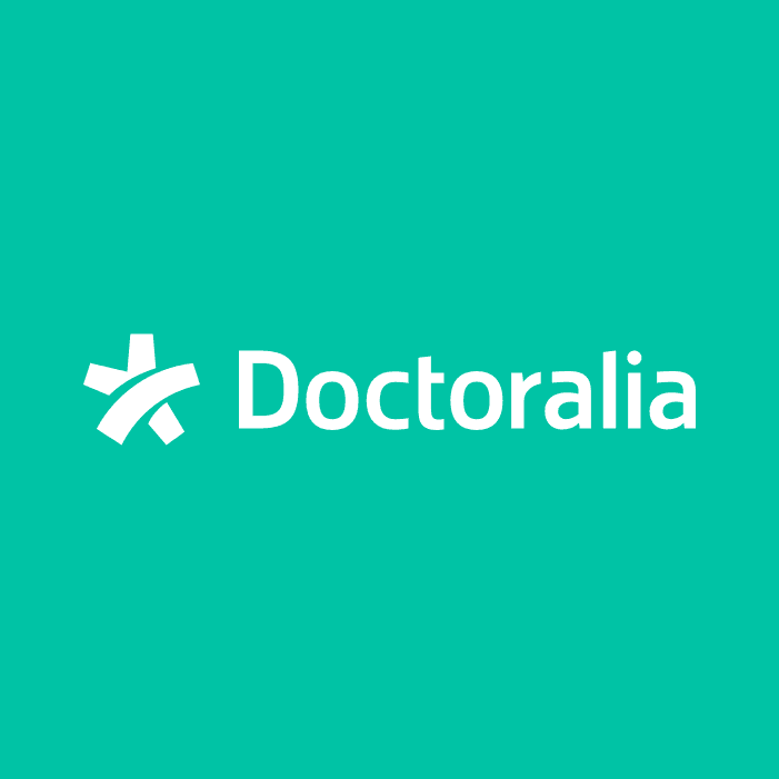 Especialista en artroscopia de hombro y rodilla en Monterrey durante consulta