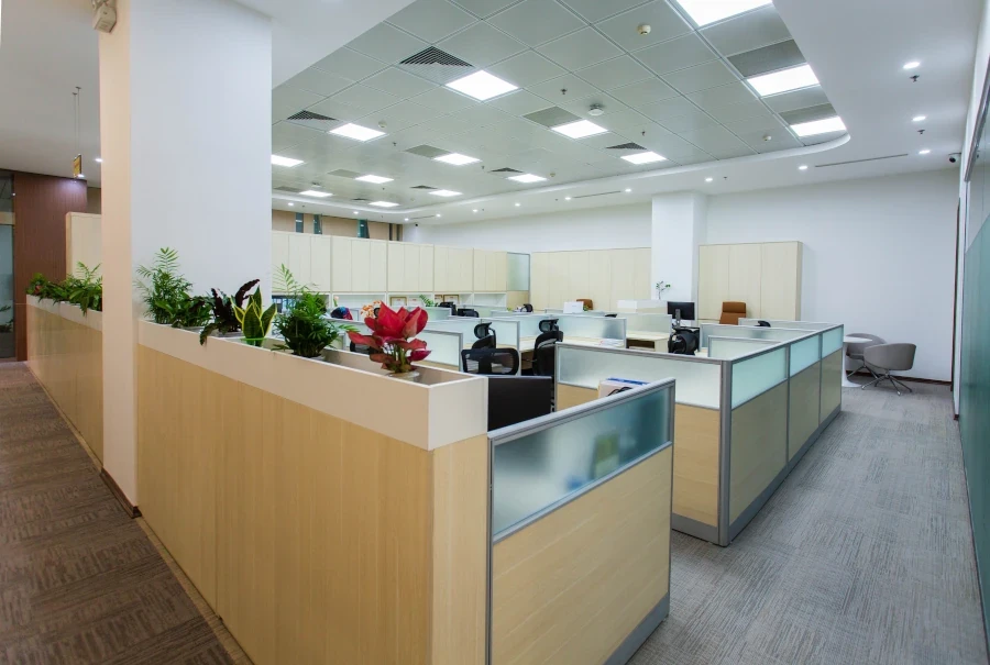 open space avec plusieurs bureau
