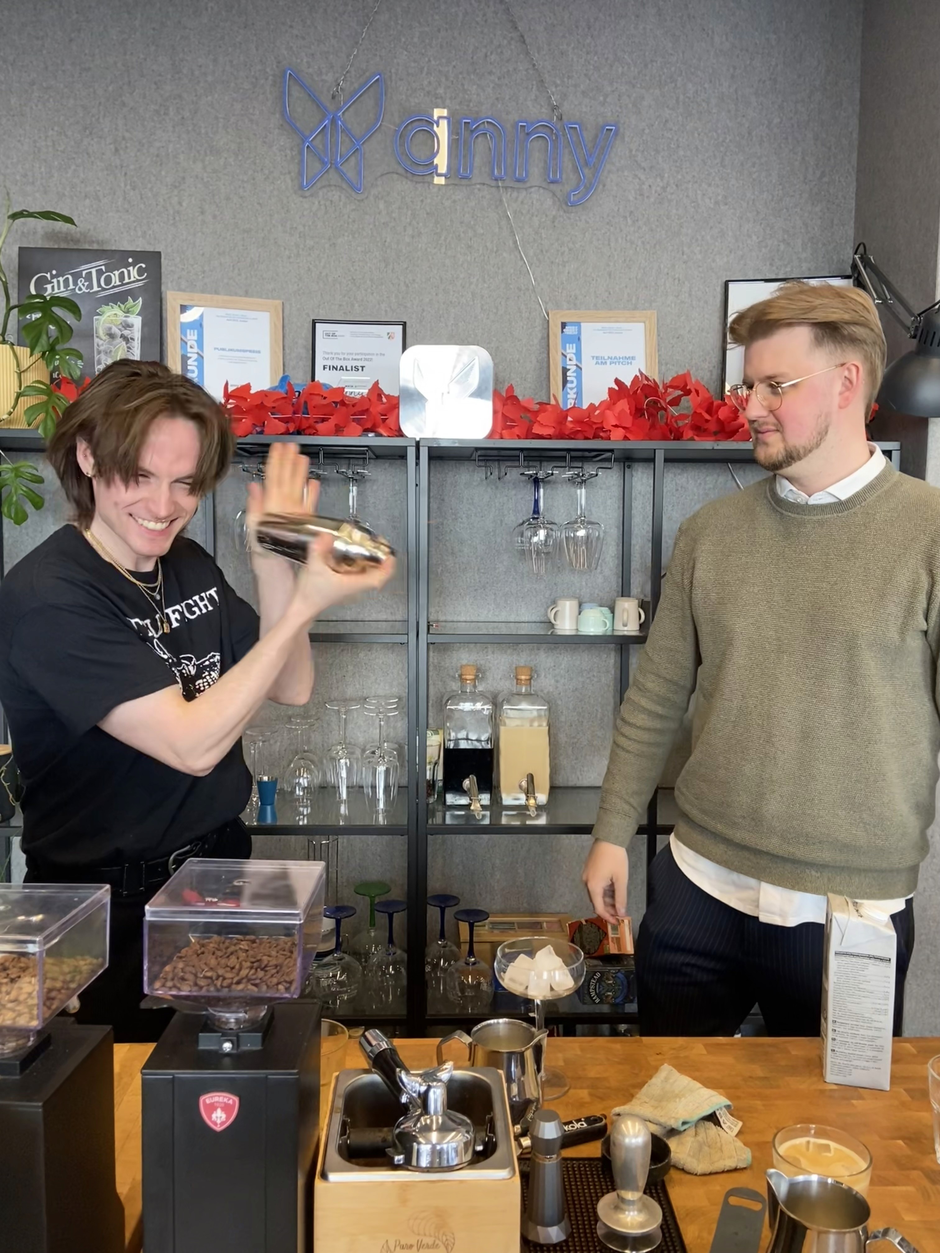 Lors d’un afterwork organisé par anny, des cocktails sont préparés