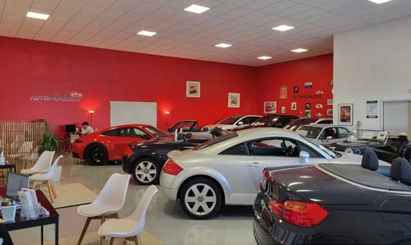 intérieur de l'agence avec des voitures