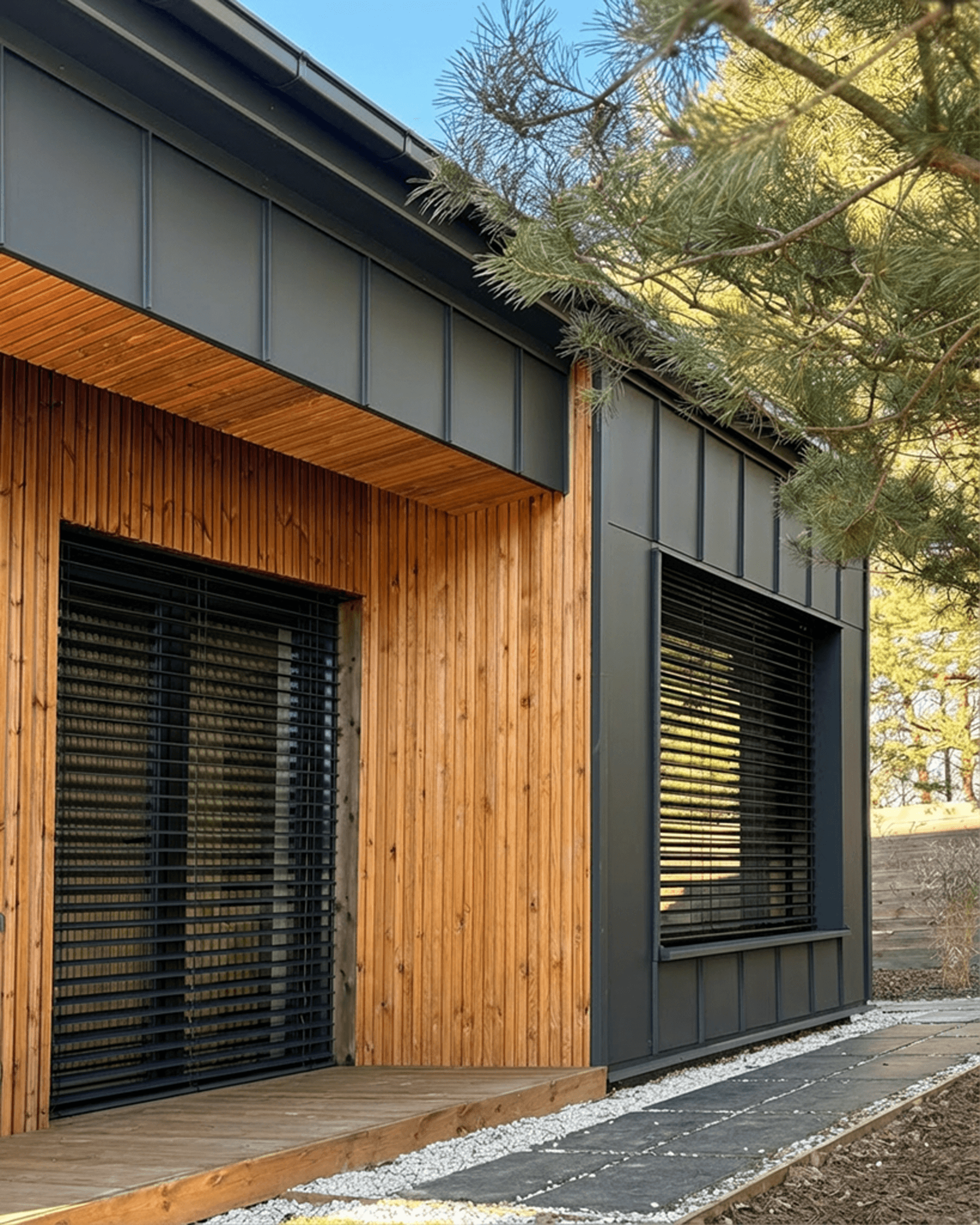 Nowoczesne żaluzje fasadowe w kolorze antracytowym, zamontowane na elewacji z drewna i ciemnej blachy. HeyShade – profesjonalny montaż żaluzji zewnętrznych w okolicach Pruszkowa.