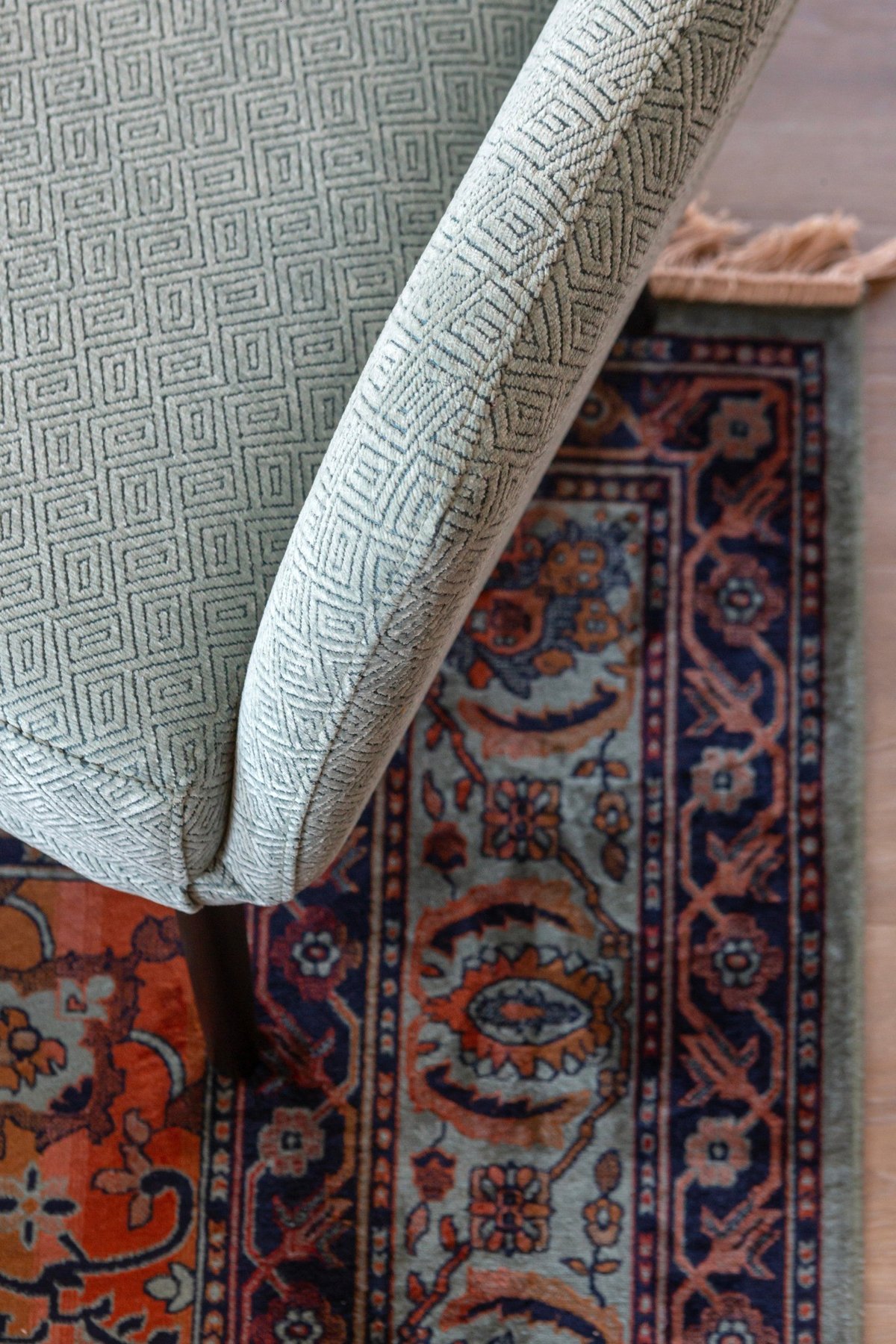 fauteuil licht blauw en vintage vloerkleed