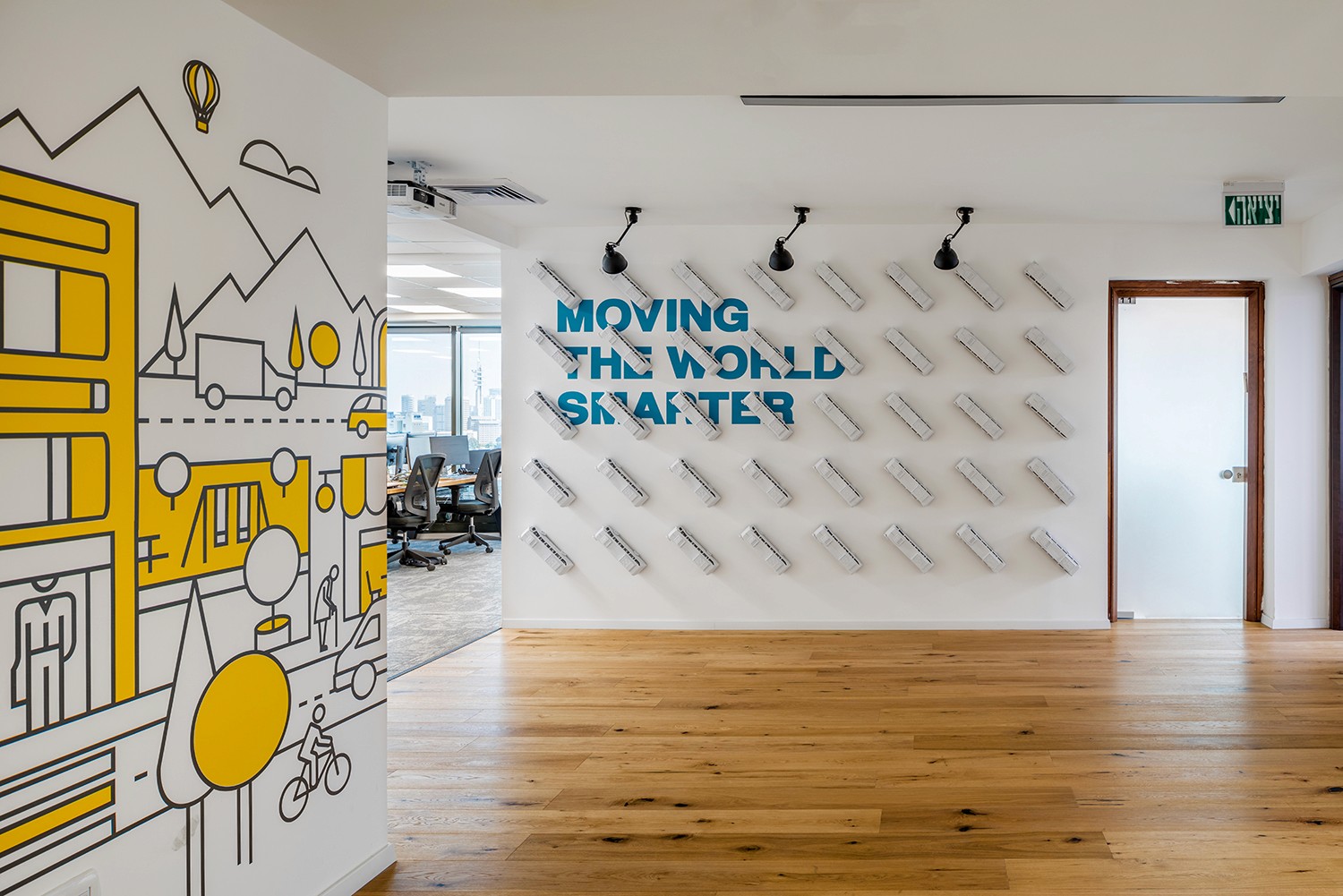 עיצוב פנים למשרדים: פתרונות אחסון בנגרות אישית ווילונות אקוסטיים לגמישות ופרטיות