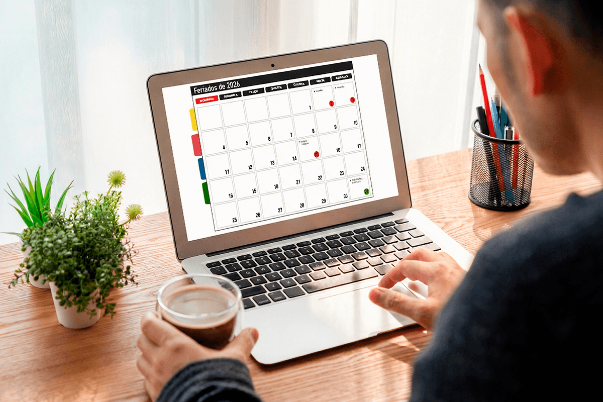 Gestor planejando estratégias sazonais no calendário de feriados de 2026