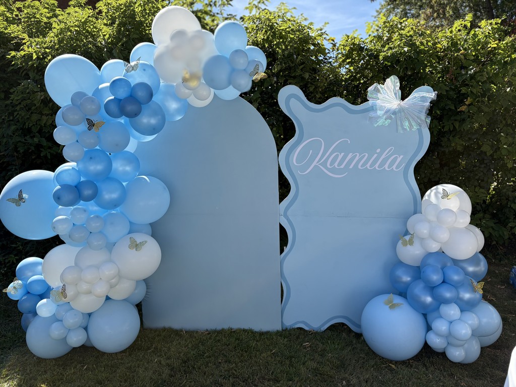 Balloon design arch based on the Fortnite video game. Balloon colors are black, metalic blue and purple.