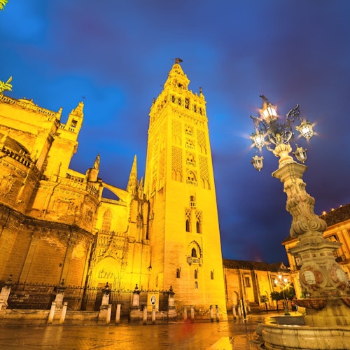 La Giralda de la Catedral de Sevilla iluminada