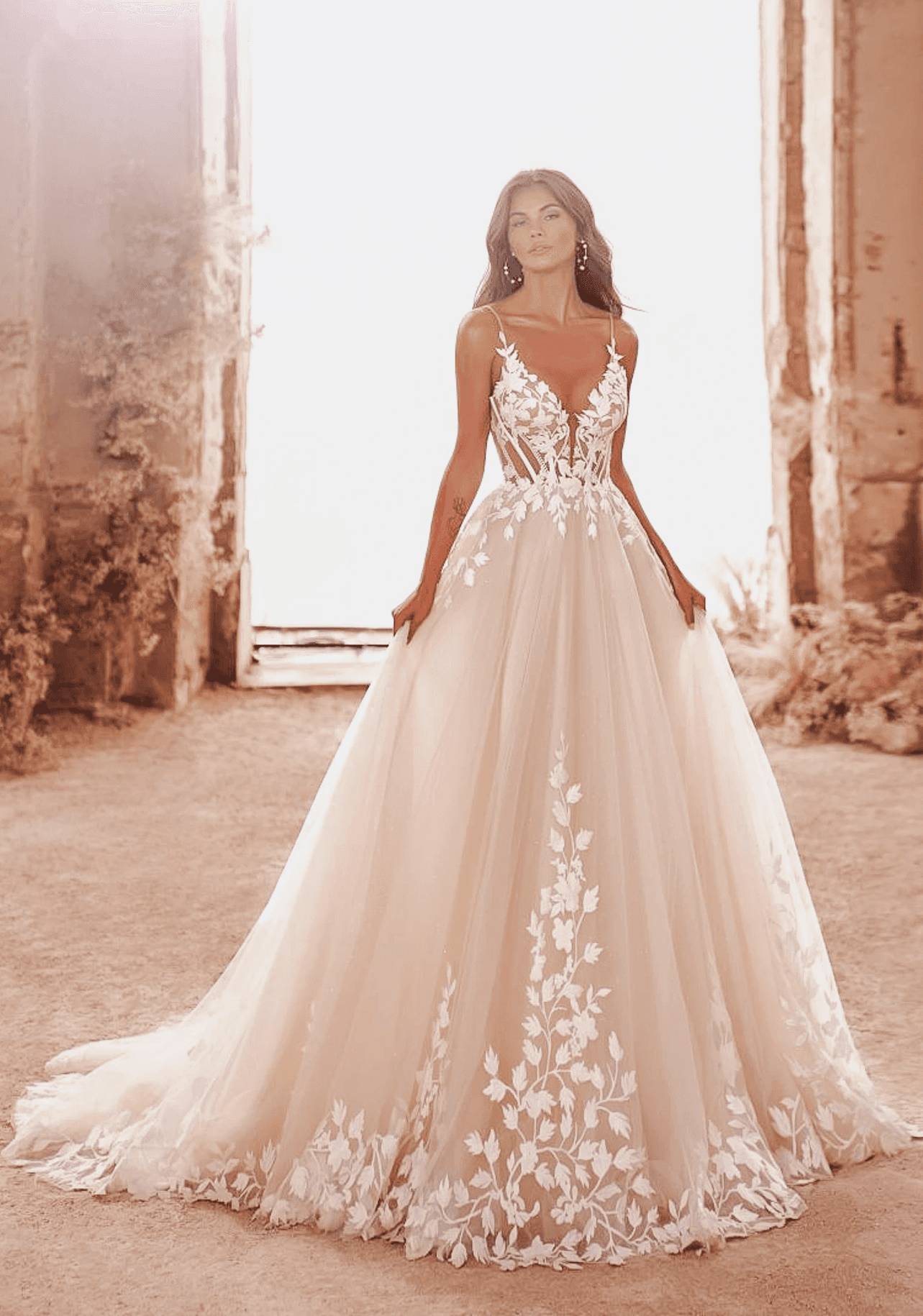 Prinzessin Brautkleid von Anna Sposa mit moderner Lingerie-Corsage, dünnen Spaghettiträgern und voluminösem Tüllrock