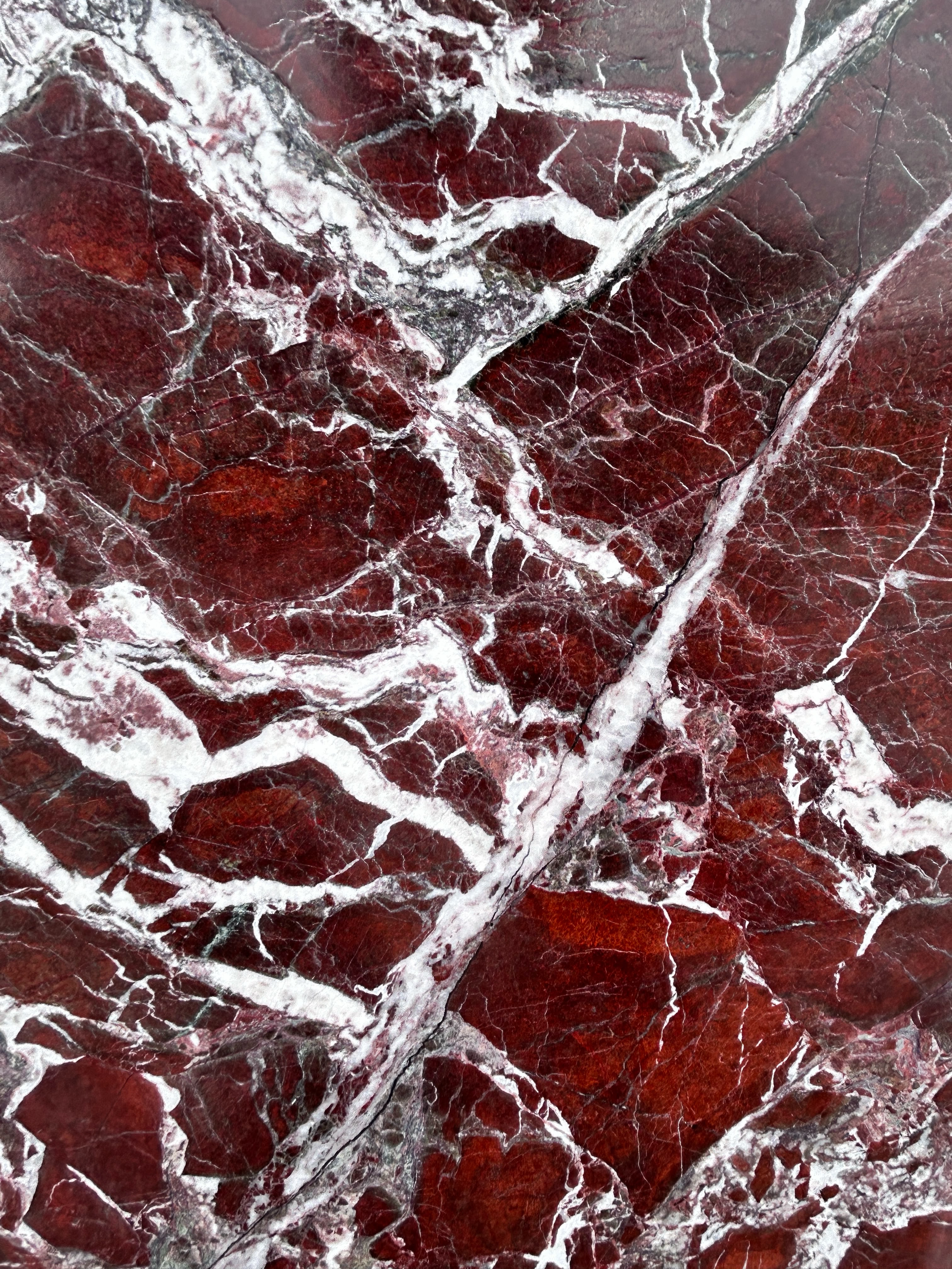 Roter Marmor Rosso Levanto mit charakteristischen weißen und schwarzen Maserungen Uniiqo Naturstein