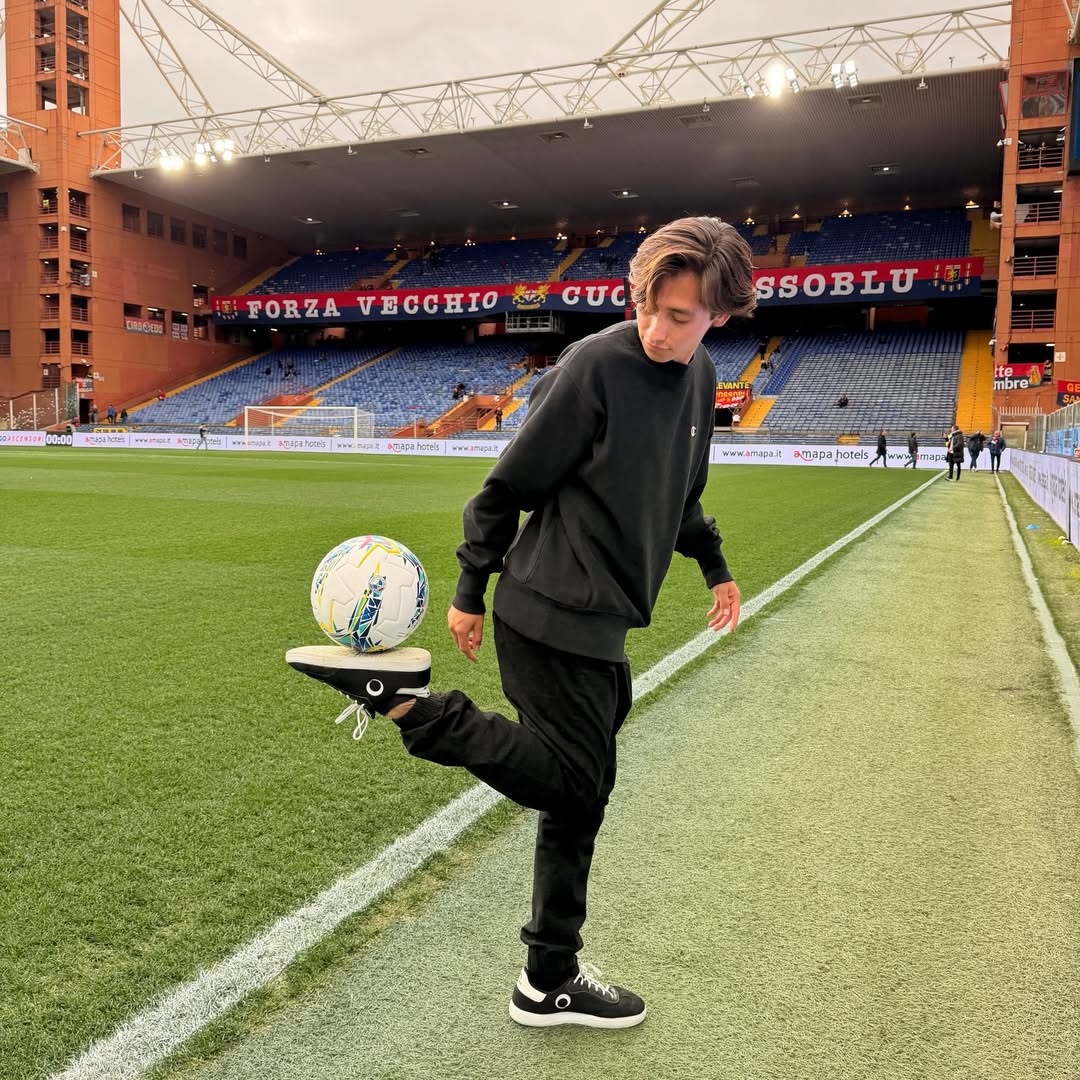 Juanpa freestyle 1 millón de suscriptores en YouTube con Global Football Creator Agency