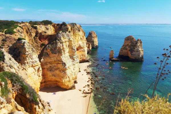 Falésias douradas e mar turquesa numa praia do Algarve — viagens de longa distância e transferes nacionais · Táxi Afonso · 11 Moledo e Cristelo