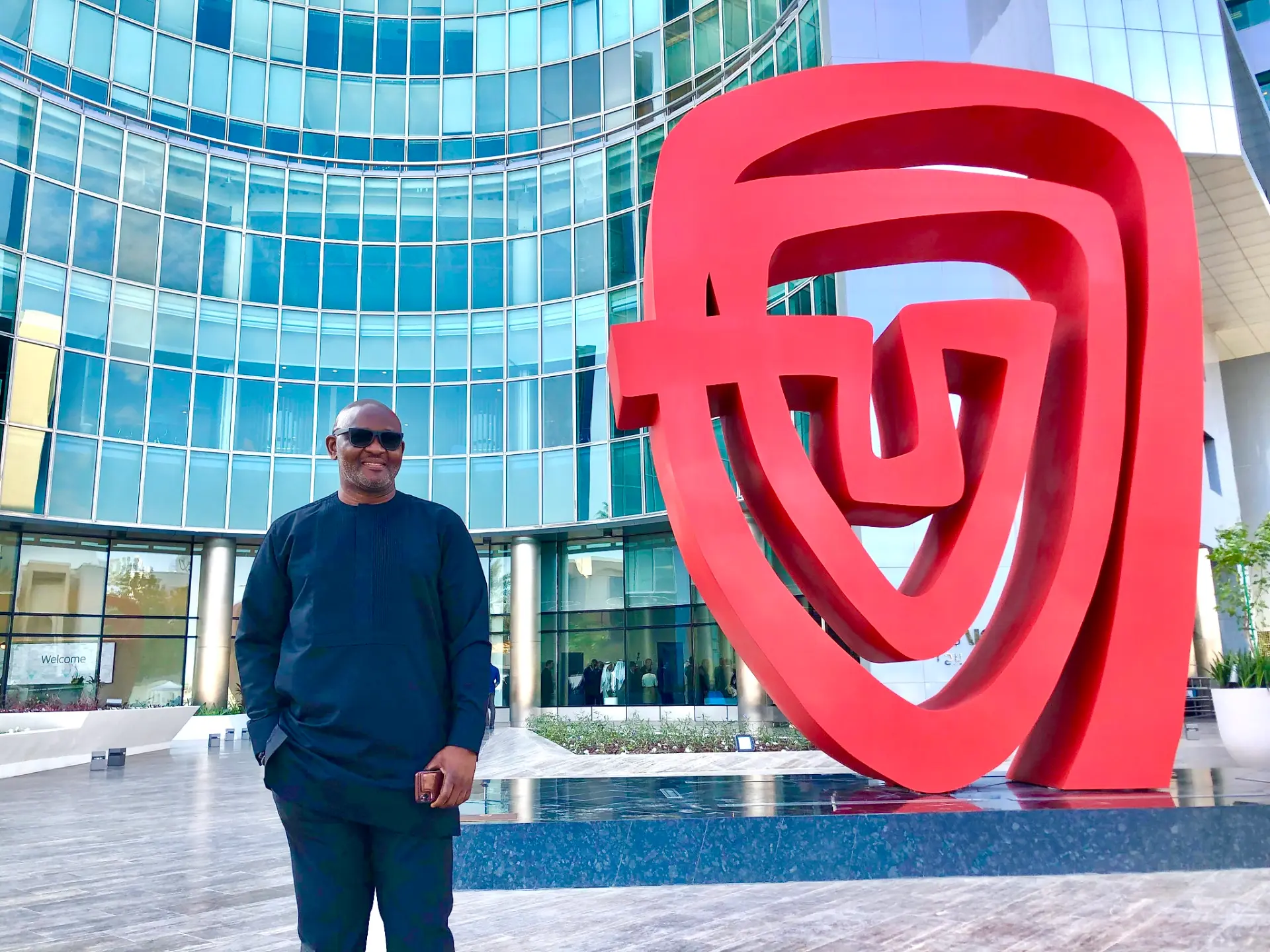 The Face. 2019
This Sculpture is inspired by portraits of Bahrainis in their traditional attire, wrapping themselves with their identity and pride.
Medium: Painted stainless steel, c. 2019
Dimensions: 14ft x 17.3ft