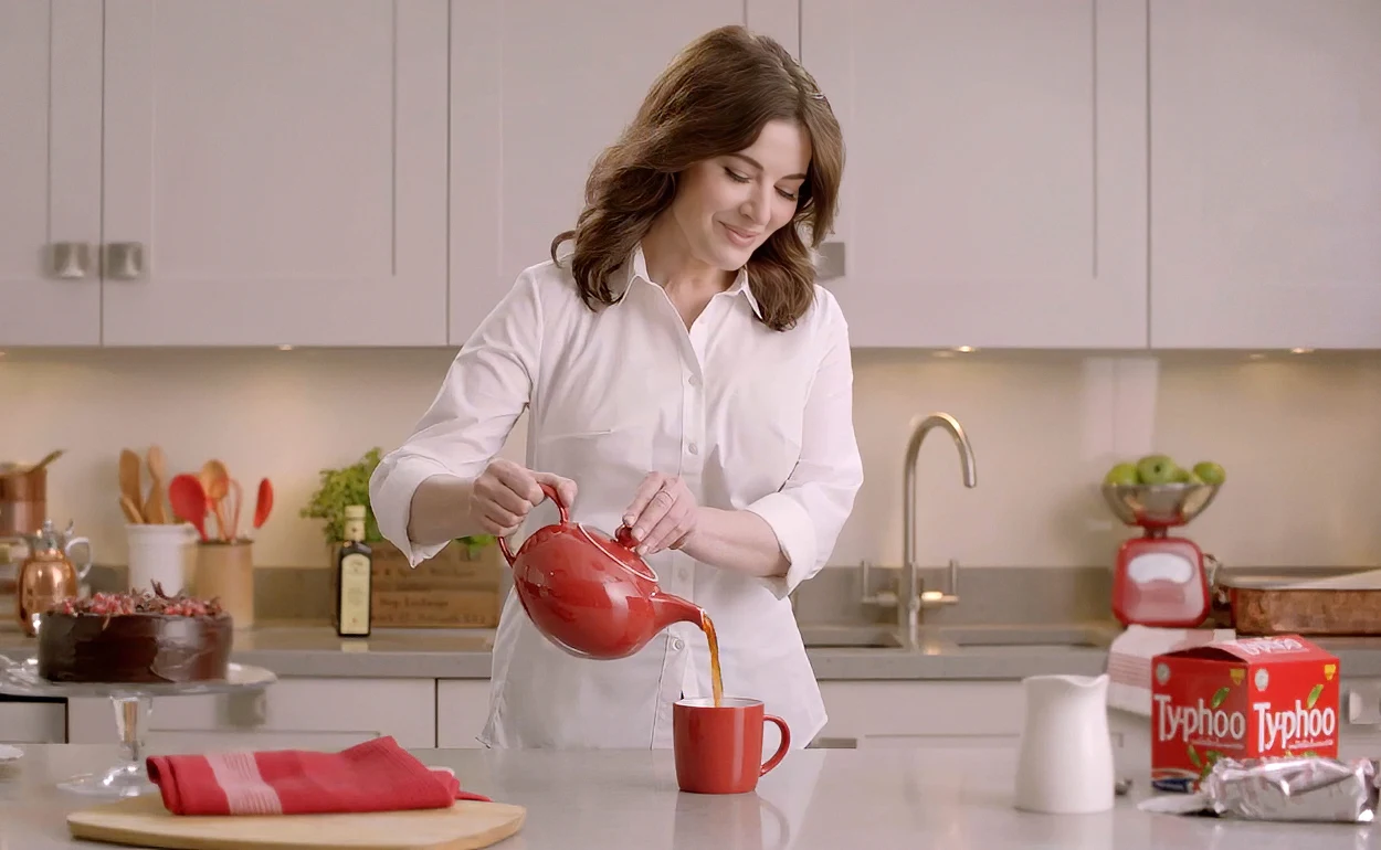 Samuse Joie: Femme Heureuse et Souriante