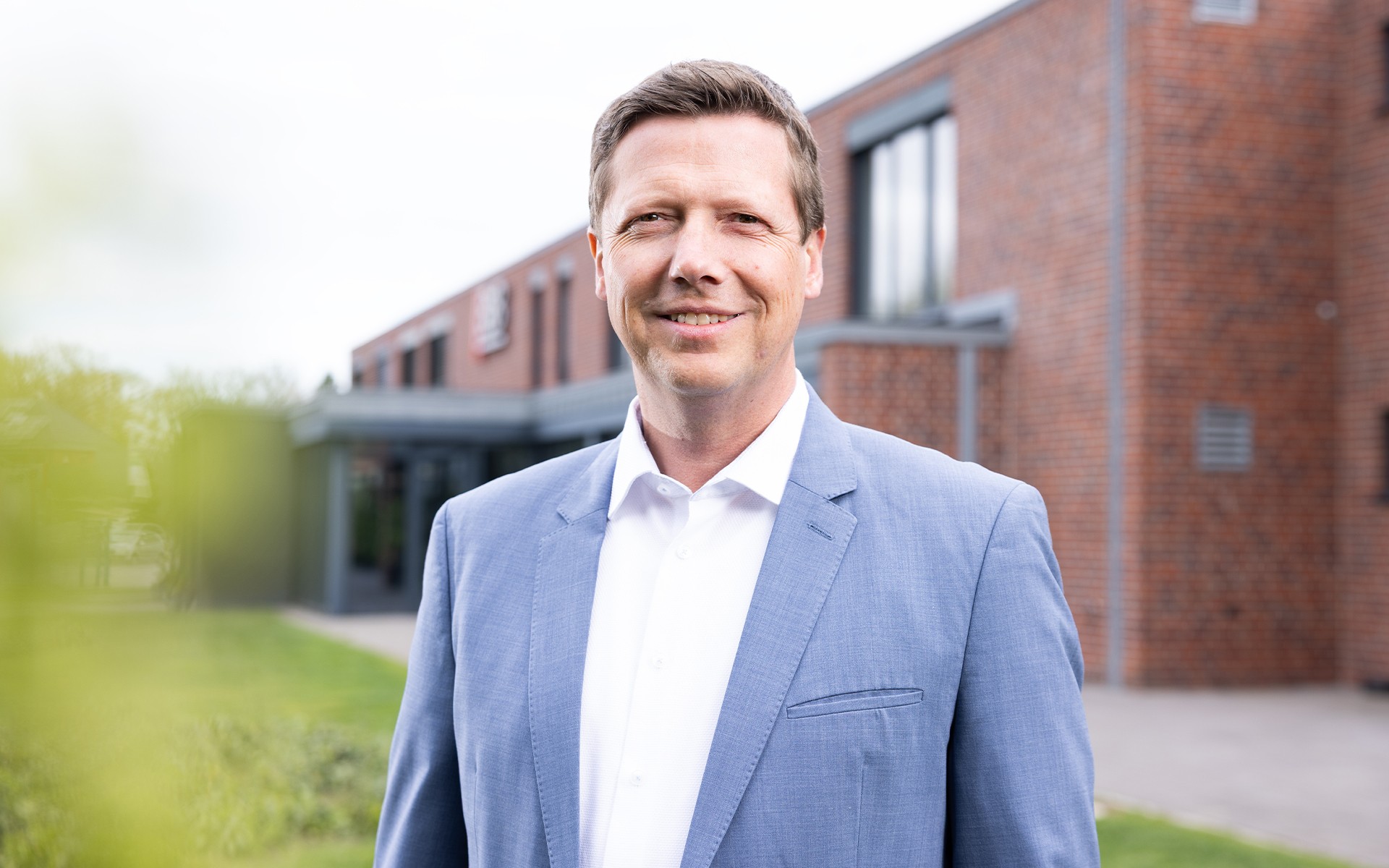 Portrait eines lächelnden Managers im Anzug. Geschäftsführung, Büro