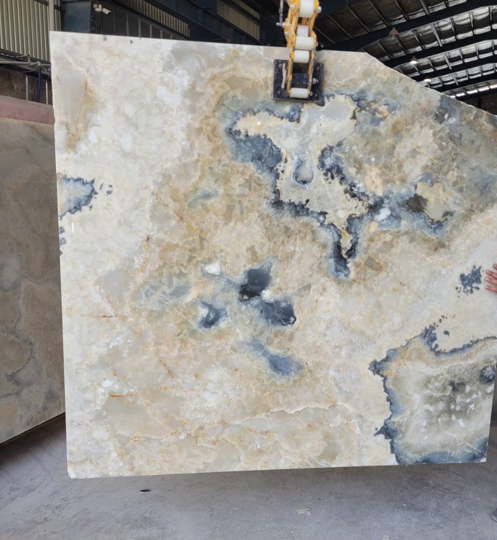 Onyx Cloudy Mist ein sehr besonderer Onyx Naturstein in Berlin