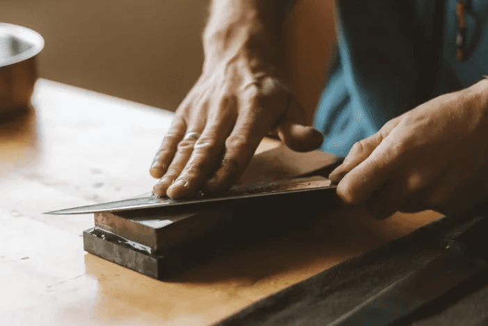 An overview of HORL sharpening materials, including diamond grinding discs, ceramic honing discs, and fine corundum whetstones for professional edge polishing.