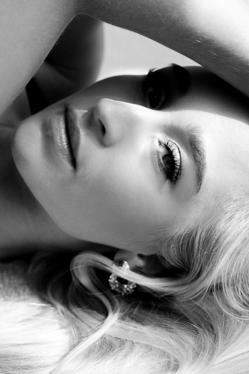 Sensual boudoir photography by Ramona, highlighting self-love in Solothurn.