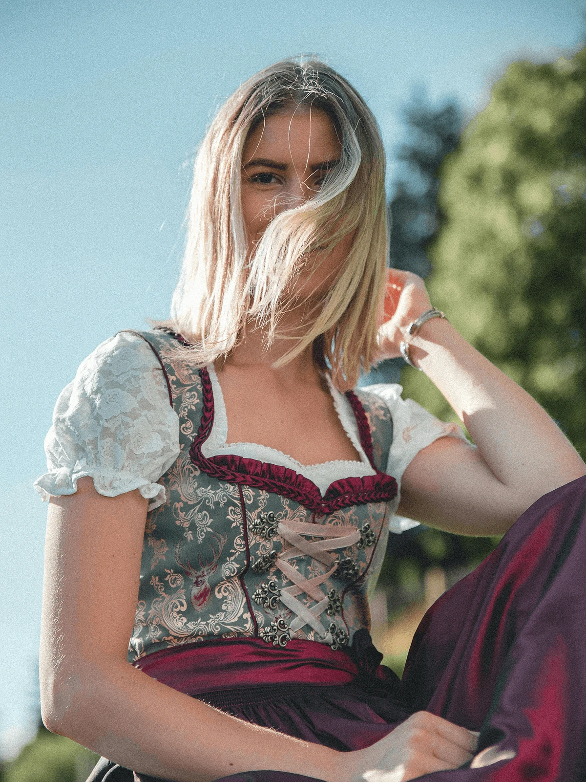 Frau mit Dirndl schaut in die Kamera