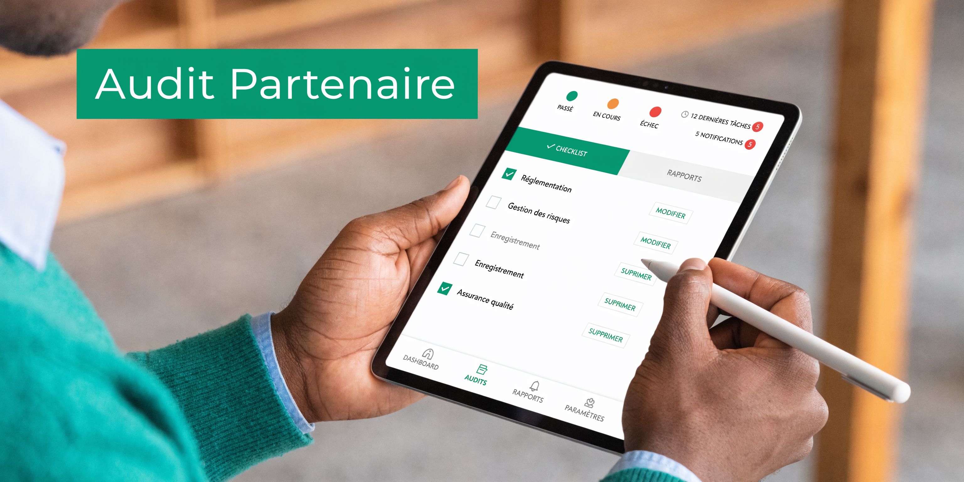 Une personne utilisant une tablette numérique pour gérer un audit de partenaire avec une application de vérification.