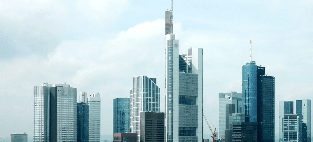Frankfurter Skyline mit Bürohochhäusern – Symbolbild für Exit-Strategien und M&A-Transaktionen im Healthcare-Markt