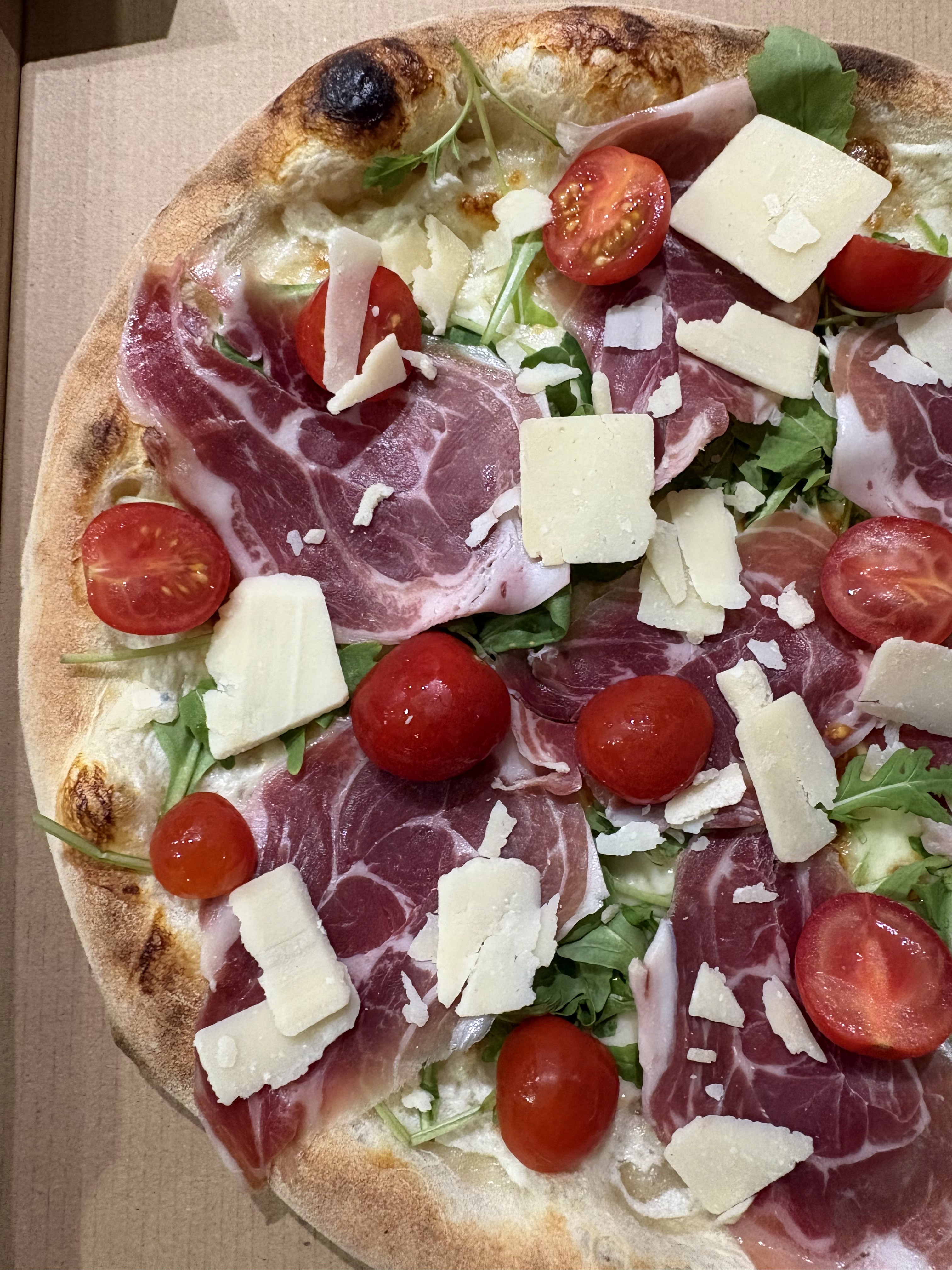 Pizza Primavera au jambon cru et roquette