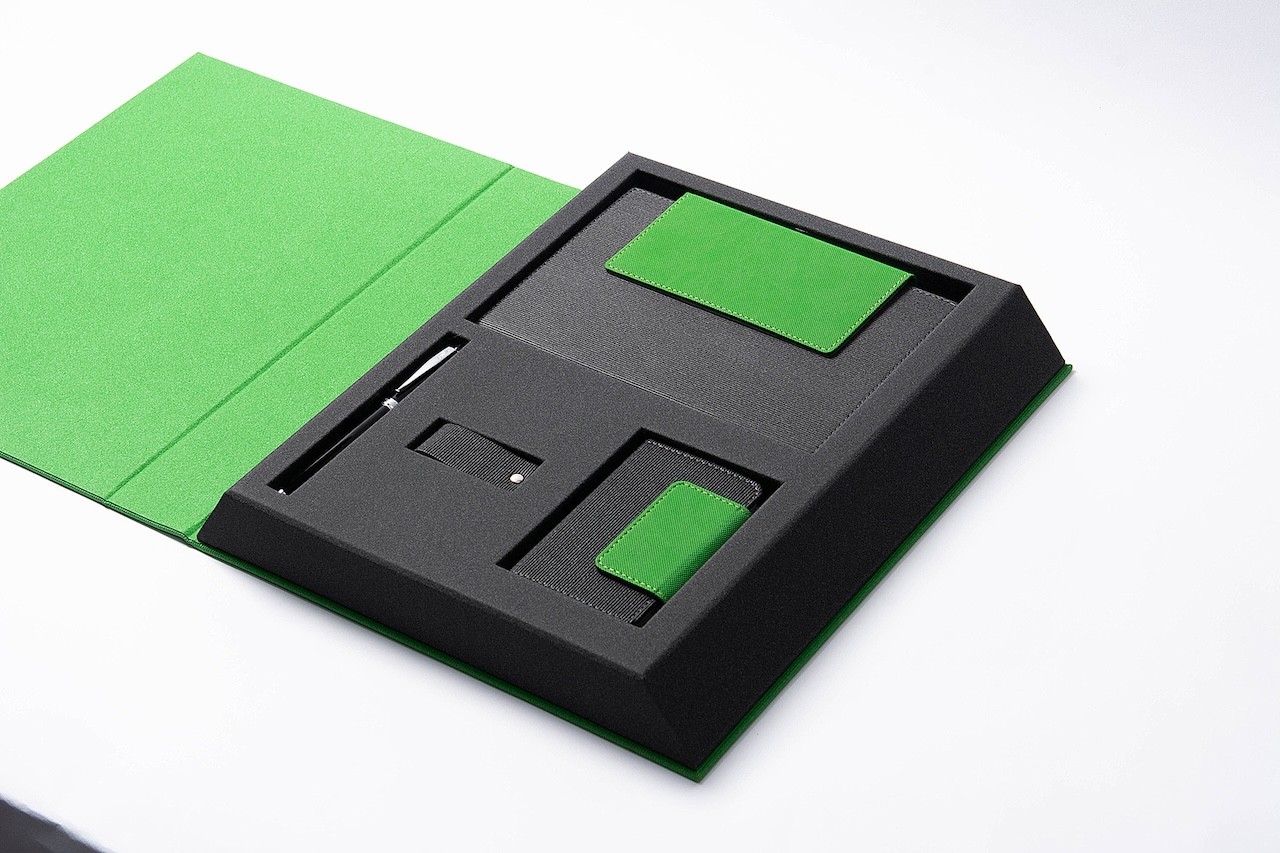 Luxury executive gift set with vegan leather magnetic closure box