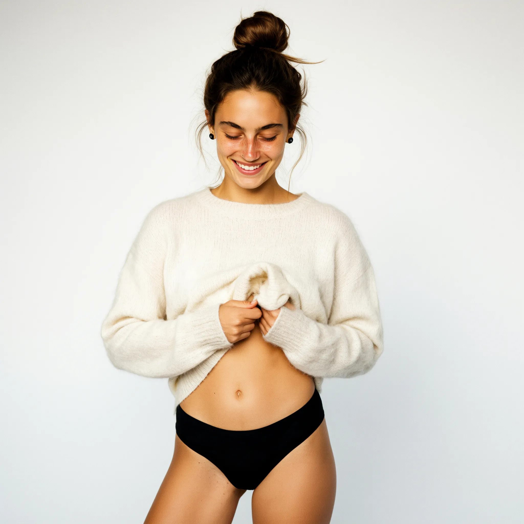 Weibliches KI-Model in beiger Strickpullover-Fashion, hebt locker den Saum an – modernes AI-Lifestyle-Visual für Mode-, Minimalismus- und Branding-Content