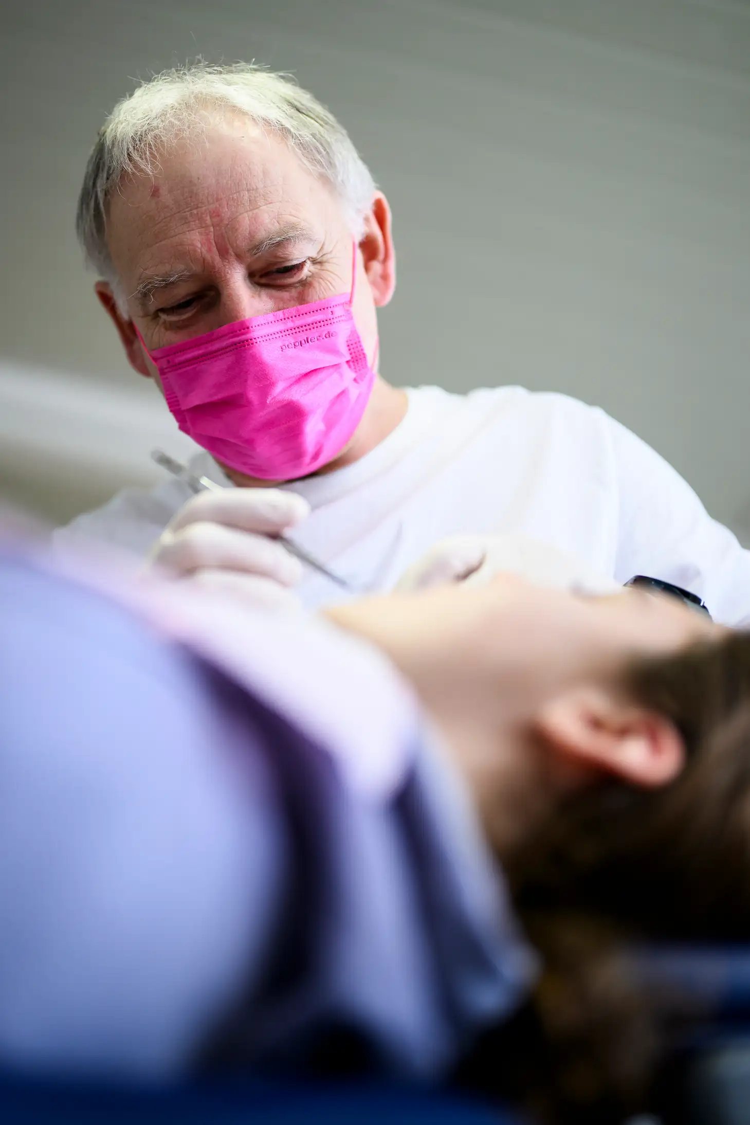 Zahnarzt bei der Behandlung