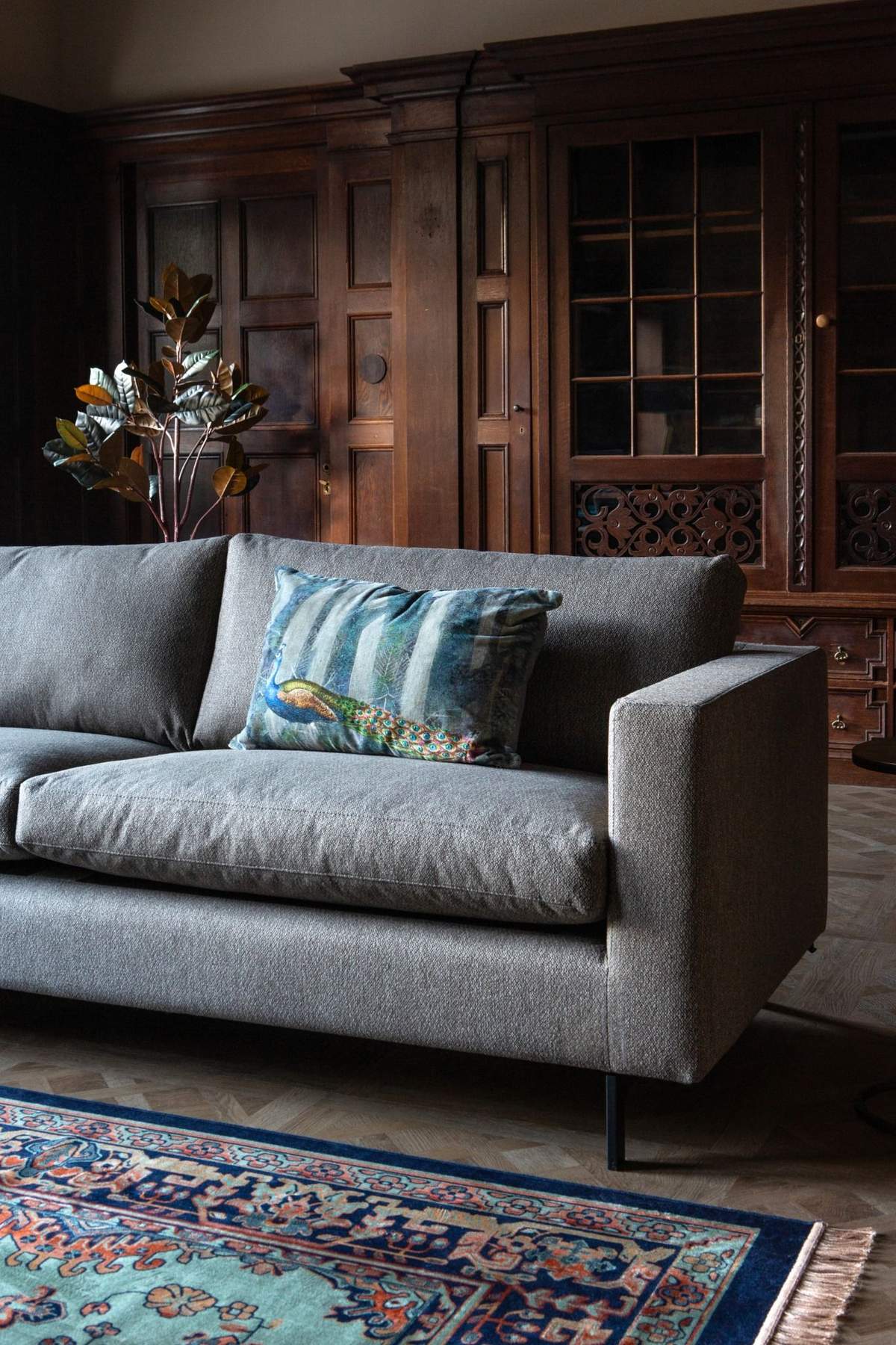 zithoek met donker bruin houtwerk, inbouwkasten