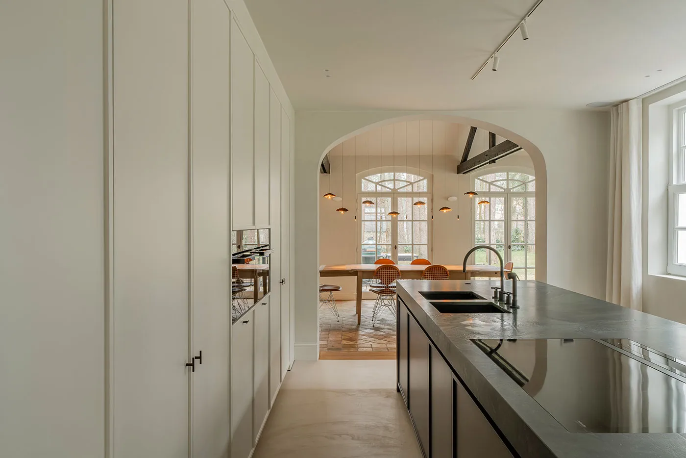 Gold Moon de Catellani & Smith en escena de cocina abierta y luz ambiental | ábc concept