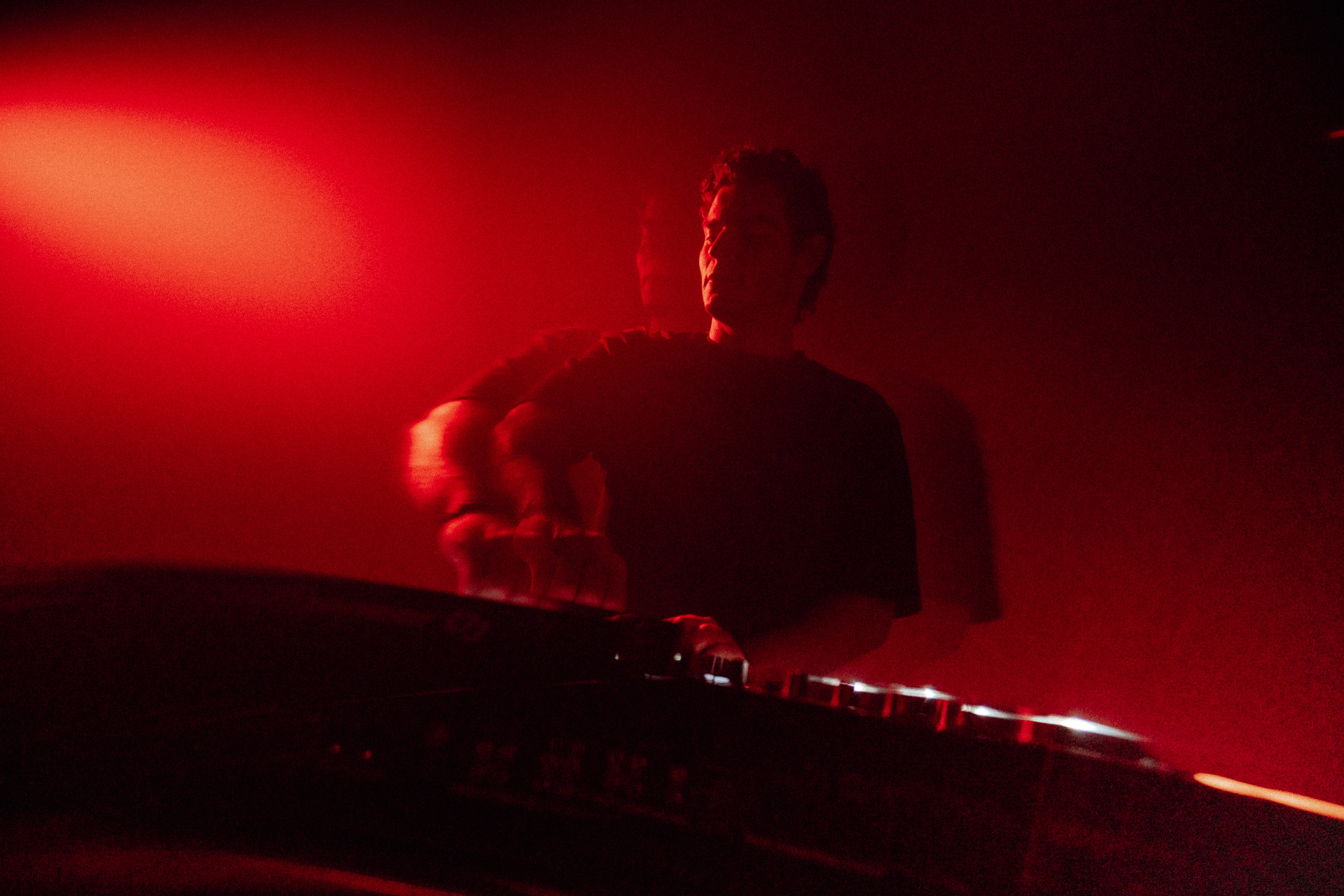 Scopri gli Artisti e gli Eventi di Sestopiano Torino  Sestopiano Torino è il punto di riferimento per gli eventi Torino, le serate Torino e la musica elettronica Torino. Ogni DJ set live Torino nei nostri Sestopiano eventi viene curato da DJ Torino, producer elettronici e artisti emergenti Torino, garantendo performance di qualità e esperienze immersive per tutto il pubblico.  La nostra lineup unisce artisti Sestopiano, artisti ufficiali Torino e talenti locali, creando collaborazioni artistiche Torino e DJ set live artisti indimenticabili. Gli eventi musicali Torino, le feste Torino e le serate alternative Torino sono progettati per far vivere a giovani e appassionati momenti unici nella nightlife Torino.  Rimani aggiornato sulle prossime serate e sulle collaborazioni musicali Torino seguendo Sestopiano su Instagram e i nostri social. Scopri cosa fare a Torino, i concerti Torino, le esperienze Torino e tutti i nuovi eventi Torino attraverso la nostra pagina ufficiale.