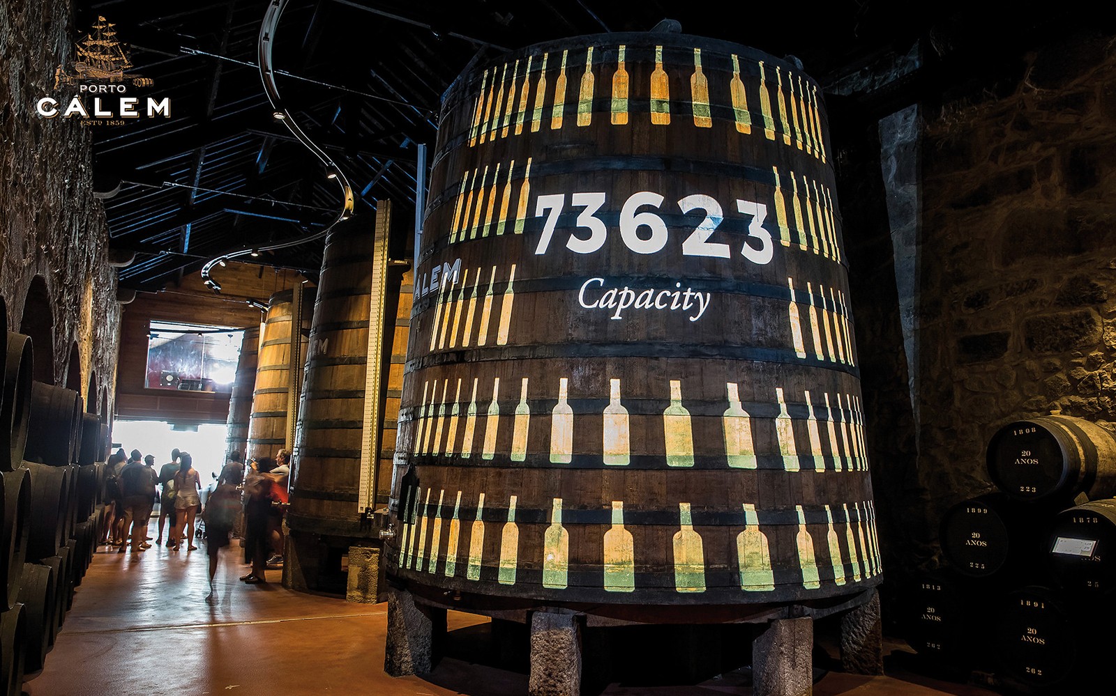 Portói borospince nagy hordókkal, helyszín Fado koncertjegyek számára.