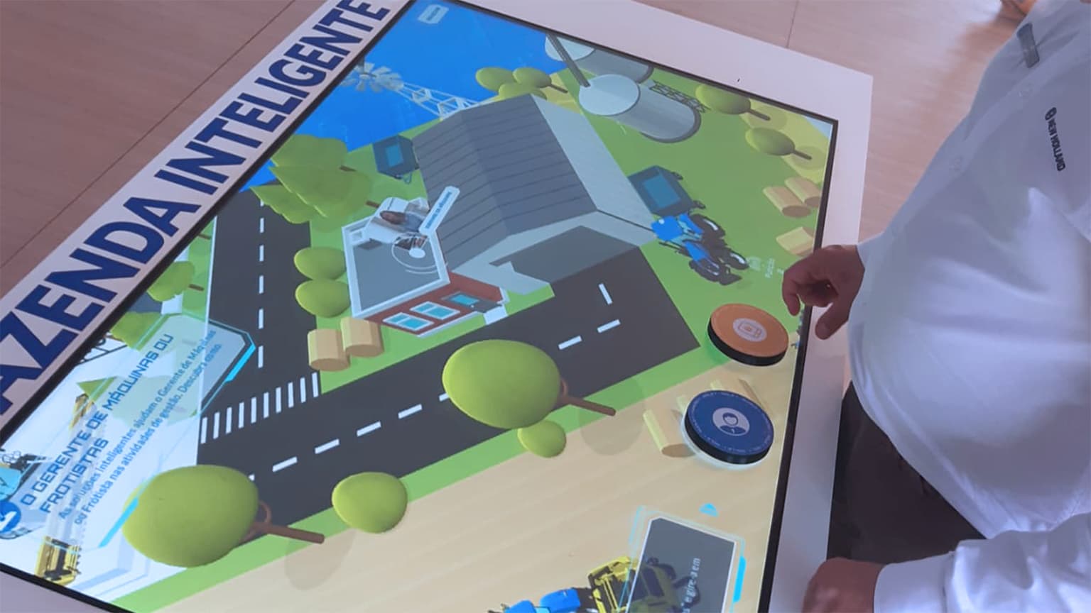 Una persona utilizza il tavolo interattivo